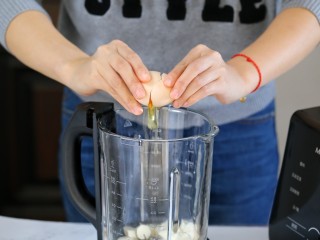 5、山药鸡蛋糕,直接打入鸡蛋