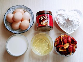 1、红糖枣糕别在外面买了～自己在家做～健康无添加,准备好所有食材。