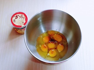 4、红糖枣糕别在外面买了～自己在家做～健康无添加,鸡蛋打入打蛋盆中，滴入柠檬汁，加入红糖，电动打蛋器快速打发。