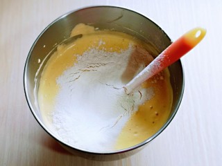 6、红糖枣糕别在外面买了～自己在家做～健康无添加,分三次筛入低筋面粉，每次都要充分拌至无干粉，再加入下一次。