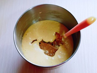 8、红糖枣糕别在外面买了～自己在家做～健康无添加,加入打好的红糖枣泥，翻拌均匀。(注意翻拌手法，避免消泡)