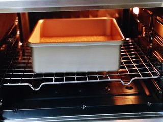 10、红糖枣糕别在外面买了～自己在家做～健康无添加,将烤盘入烤箱下层的烤网上。