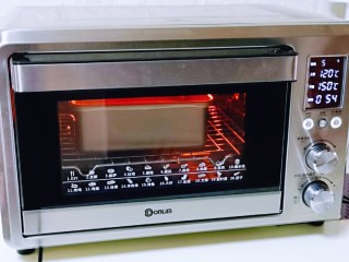 11、红糖枣糕别在外面买了～自己在家做～健康无添加,上管120°，下管150°，烤55分钟左右。(烤箱温度及时间仅供参考，具体根据自家烤箱性能另定)