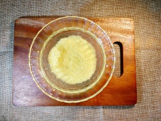 2、『宝宝辅食7➕』小米山药粥,小米淘干净后用清水浸泡一小时