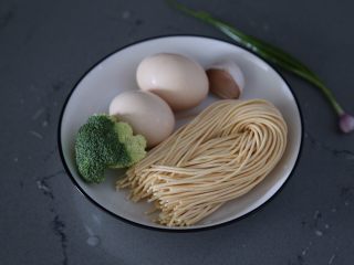 1、荷包蛋焖面,材料准备好