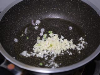 7、荷包蛋焖面,用锅里的底油爆香蒜末