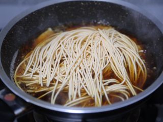 11、荷包蛋焖面,放入面条,铺在表面