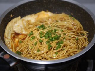 14、荷包蛋焖面,转大火手汁撒葱花即可。喜欢有汤汁的稍作收一下即可,喜欢干拌的就收的干一点