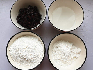 1、红豆蒸松糕,准备好食材。