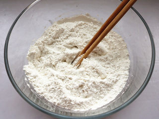 2、红豆蒸松糕,粘米粉和糯米粉混合均匀。粘米粉和糯米粉建议选购水磨的，口感会更加细腻。