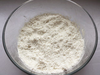 5、红豆蒸松糕,用手将小面团搓散，搓到米粉整体有湿润感。