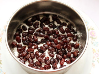 9、红豆蒸松糕,将适量的蜜红豆铺在米粉上。