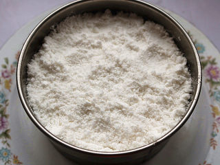 10、红豆蒸松糕,最后再铺上一层米粉。