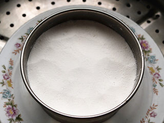 12、红豆蒸松糕,冷水入锅，加盖，大火烧开后转中火蒸约20分钟。蒸的时候，可以将盖子留出一条小缝，避免水蒸汽回落到米糕上，影响口感。