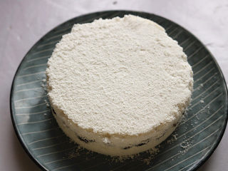 13、红豆蒸松糕,蒸好的松糕会略有收缩，很容易脱模。