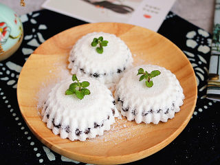 15、红豆蒸松糕,没有慕斯模具，可以用蛋挞模具来制作。