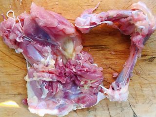 2、叉烧鸡腿串,鸡腿剔除中间的骨头用刀背拍松肉肉