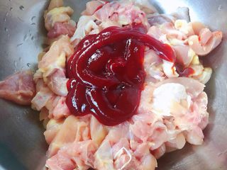 3、叉烧鸡腿串,鸡腿肉切成小块状放入叉烧酱