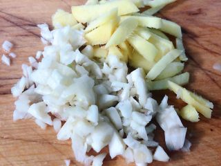 4、叉烧鸡腿串,姜和蒜切成粒粒状