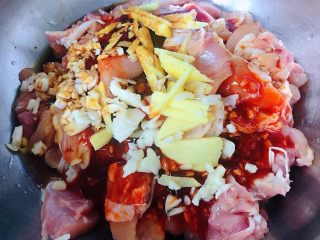 5、叉烧鸡腿串,姜、蒜、料酒、蚝油、一同放入容器中