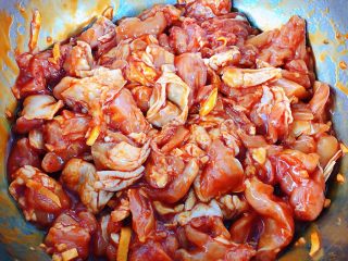 6、叉烧鸡腿串,所有的调味料拌匀入味盖上保鲜膜放入冰箱煨制入味