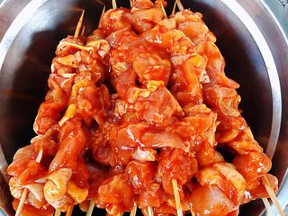 7、叉烧鸡腿串,竹签洗净将煨制入味的鸡肉串起来