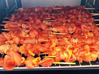 8、叉烧鸡腿串,烤箱预热180度20分钟再将鸡腿串依次摆好250度上下火烤20分钟