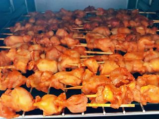 9、叉烧鸡腿串,鸡腿串烤至8分熟取出