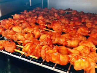 10、叉烧鸡腿串,刷上剩余的叉烧酱放入烤箱上下火150度烤10分钟