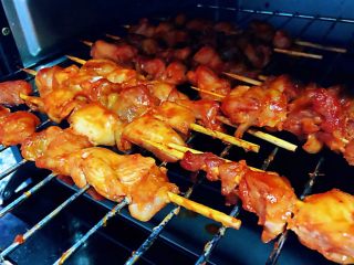 11、叉烧鸡腿串,叉烧鸡腿串烤好可以出炉啦画面不完整是有个小馋猫偷吃了几串哦