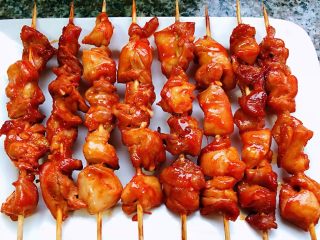 12、叉烧鸡腿串,诱人的叉烧鸡腿串摆入盘中
