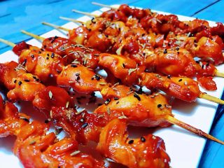 13、叉烧鸡腿串,撒上适量的黑芝麻和孜然就大功告成啦