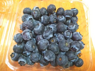 2、蒸蓝莓鸡蛋糕,蓝莓洗净备用