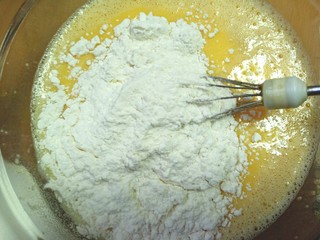 6、蒸蓝莓鸡蛋糕,加入低筋面粉搅拌均匀，再加入中筋面粉搅拌均匀