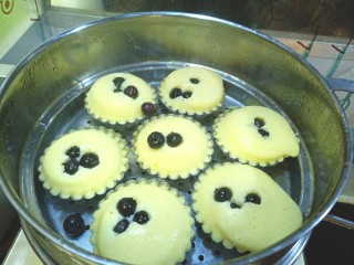 13、蒸蓝莓鸡蛋糕,放上蓝莓