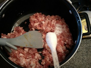 1、鸡汁荠菜百叶包✨,在肉馅里加入两小勺盐。两小勺糖。