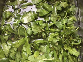 3、鸡汁荠菜百叶包✨,荠菜1斤泡冷水洗干净。