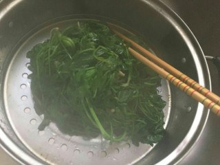 6、鸡汁荠菜百叶包✨,快点捞出冷水冲洗。