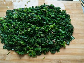 7、鸡汁荠菜百叶包✨,切成荠菜碎末。