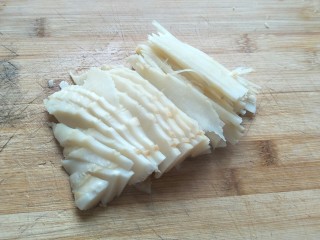 9、鸡汁荠菜百叶包✨,把冬笋切片，切丝，切丁。