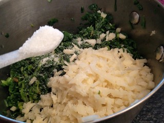 11、鸡汁荠菜百叶包✨,一小勺糖。