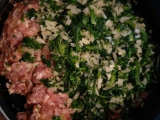 12、鸡汁荠菜百叶包✨,再把荠菜冬笋碎和肉馅儿混合。