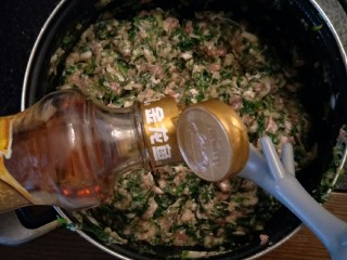 13、鸡汁荠菜百叶包✨,混合后加入香油调味。