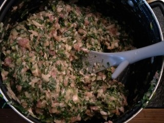 14、鸡汁荠菜百叶包✨,再次混合均匀。拌匀后静置20分钟，让他们彼此认识一下。????