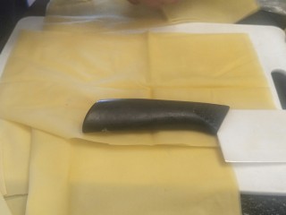 15、鸡汁荠菜百叶包✨,到超市里面买最薄最薄的百叶皮。然后用刀切成等份量。