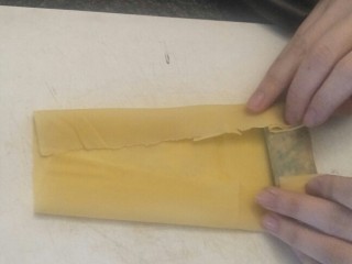 17、鸡汁荠菜百叶包✨,再把馅料包好象在包春卷一样。馅料可以放多一点，只要你包的住