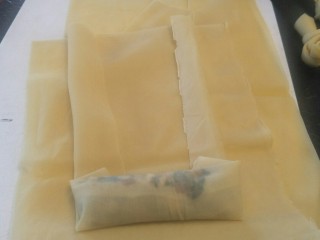 18、鸡汁荠菜百叶包✨,把两边折起后慢慢卷起。