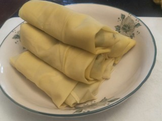 20、鸡汁荠菜百叶包✨,把包好的白袍放入盘子中。