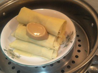 21、鸡汁荠菜百叶包✨,加入一块浓汤宝，在加入适量的清水。大火蒸35分钟