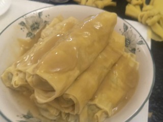 22、鸡汁荠菜百叶包✨,出来后。外面鸡汁浓郁一口咬下去，里面荠菜肉汁，一口咬下去满满的，很实在。